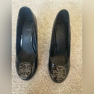 Tory Burch Black Patent Leather Logo Embellished
Wedge Pumps Size 38